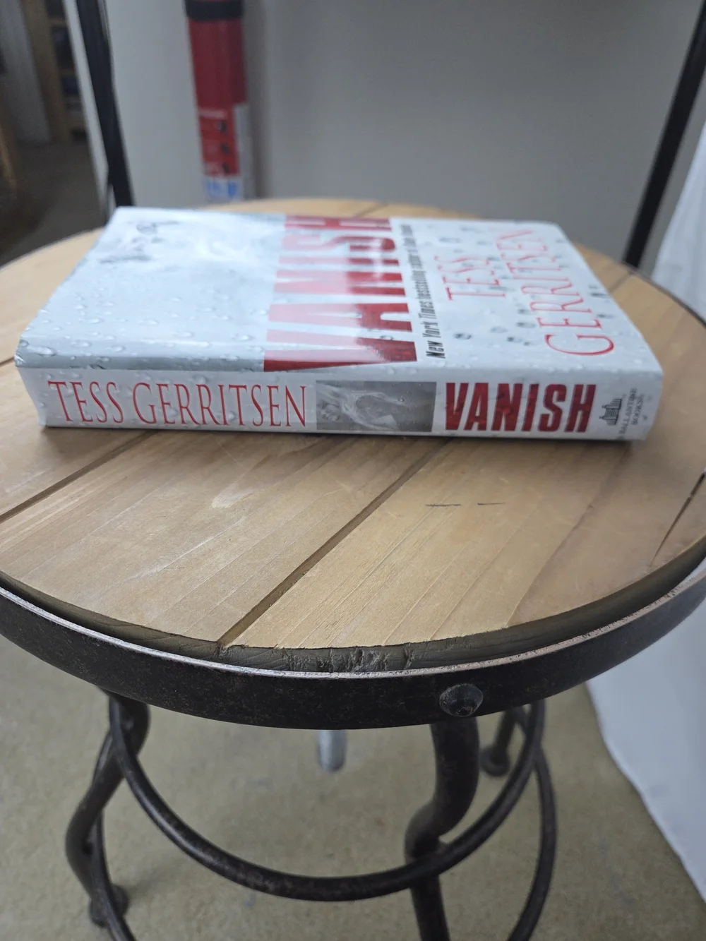 VANISH by Tess Gerritsen - White & Red Hardcover Book